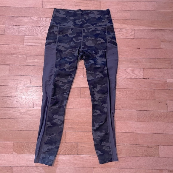 Fabletics Powerhold Camo Print Leggings Women’s S/M - Picture 1 of 8